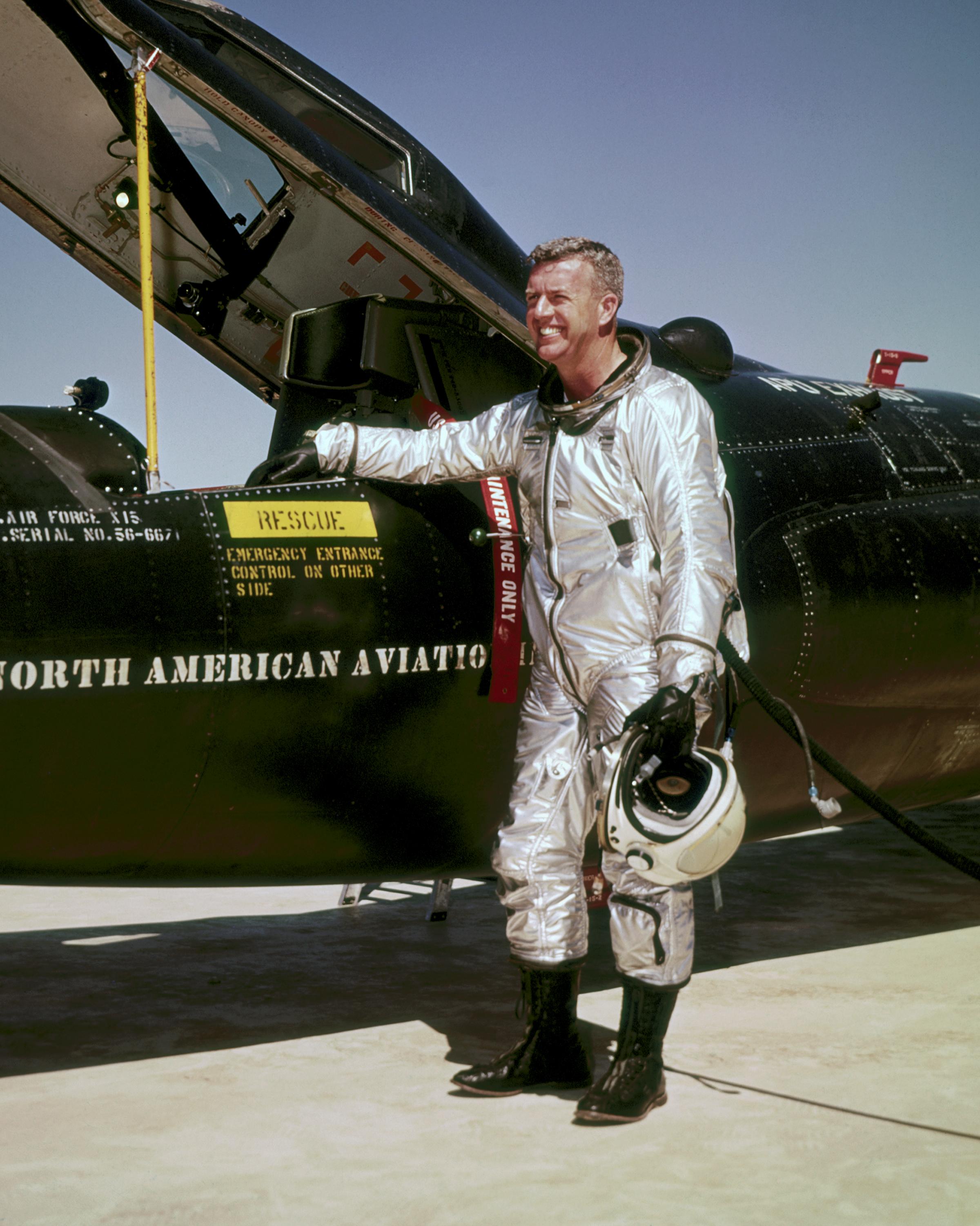 Walker en 1961, devant le prototype n° 2 de X-15s1 "X-15 #2 with test pilot Joe Walker", NASA photo E-6682