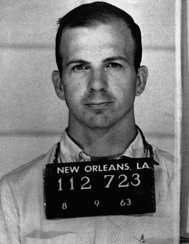 Oswald arrêté pour sa tentative d'assassinat de Walker en Août