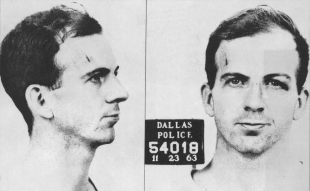 Oswald photographié par la police de Dallas après son arrestation dans le cinémas16Hulton Archive/Getty images