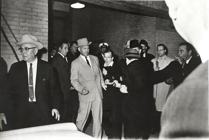 Oswald, conduit par Leavelle en costume blanc, assassiné par Jack Ruby le 24s19Bob Jackson/AP