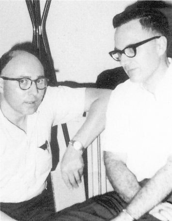 Le semi-mystérieux "Dr. D" et Bender (à droite) lors d'une soirée à l'appartement de James Moseley, vers 1964