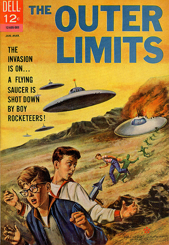 Couverture du n� 5 de The Outer Limits, titrant L'invasion est en cours... une soucoupe        volante est descendue par gar�ons lanceurs de fus�es !