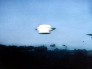 Un étrange "nuage" semblant se    déplacer lentement sans changer de forme, photographié par la Marine      américaine au sud de l'Islande en 1965