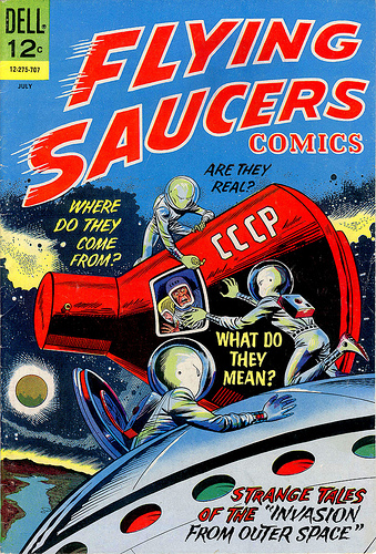 Couverture du n° 2 de Flying Saucers ce mois-ci, dépeignant des "petits gris" arraisonnant une capsule spatiale soviétique