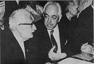 Von Keviczky (à droite) en discussion avec Oberth au 7ème Congrès Scientifique sur les ovnis en novembre 1967