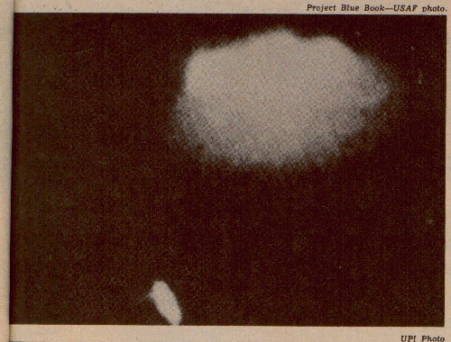 La portion aggrandie d'une photo précédente montre une lumière supplémentaire sous le supposé avion au-dessus de    Washington s4Photo Projet Blue Book - USAF.