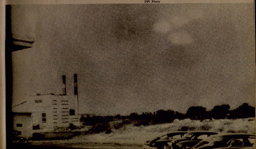 Le garde-côtes U. S. n'a pas essayé d'expliquer les 4 objets lumineux qui apparurent au-dessus de la station    aérienne de Salem (Massachussetts), en juillet 1952  s5[Photo      UPI].
