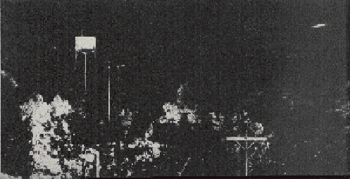 Une lumière jaunâtre non-identifiée de forme elliptique (droite) apparaît sur le cliché pris par Charles Rogers,    journaliste photographe de Modesto (Californie), le jeudi 3 septembre 1953. La lumière    sembla rester stationnaire lorsqu'il la vit d'abord, et il installa alors son appareil sur le toit, laissait    l'obturateur ouvert et obtint ce résultat s5Projet Blue Book - USAF.