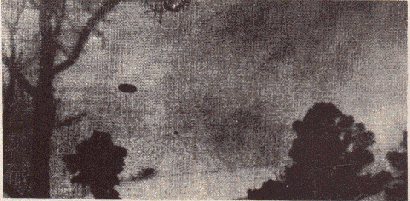 De détachant clairement sur le ciel du soir, ce disque inconnu, qui fut photographié par Eddie Watkins près de chez    lui à Hampton (Virginie) s2[Projet      Blue Book - USAF].