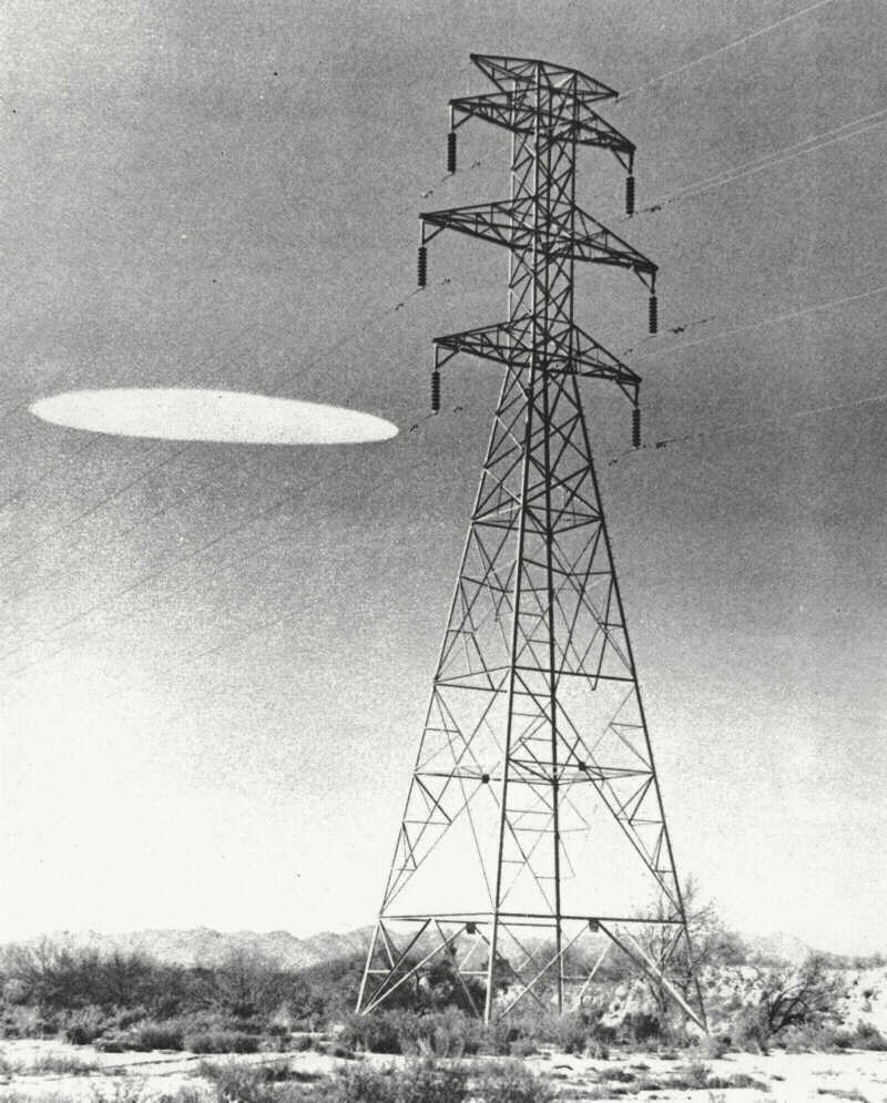 Planche 10 - Photo d'ovni 'physiquement fabriqué' - Double exposition d'une lampe elliptical surimposée sur un paysage