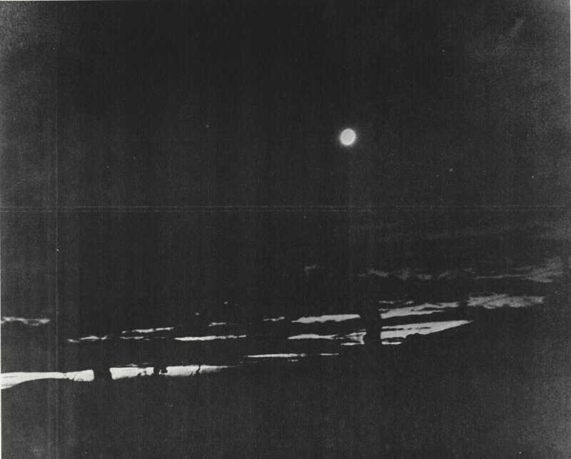 Planche 12 - 'Fabrication optique'. Pleine Lune au milieu d'une scène de coucher de Soleil -- une impossibilité physique. L'image de la Lune (derrière l'observateur) a été reflétée dans une feuille de verre à travers la photo a été prise