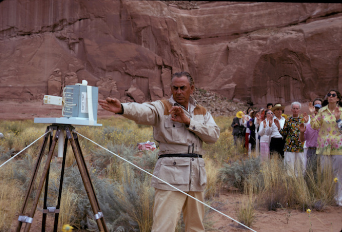 King manipulant l'énergie de prière dans une batterie à l'inauguration de l'opération Pouvoir de la      Prière au lac Powell (Utah) le samedi 30 juin 1973