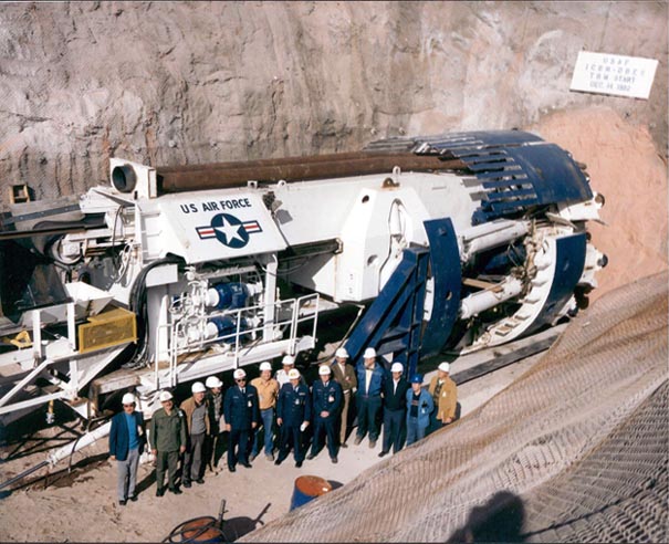 Forage de tunnel par l'USAF à Little Skull Mountain (Nevada) en      décembre 1982