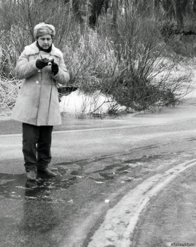 Rubtsov examinant les cercles sur la glace suite au prétendu atterrissage sur la rivière Mzha en 1991