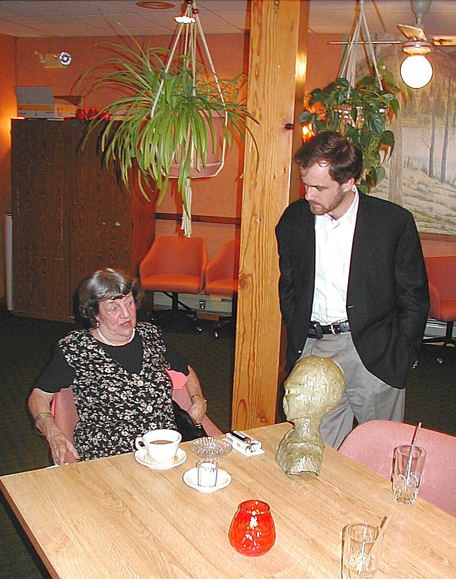 Betty Hill et Firmage en septembre 2000, avec le buste de "Junior" (le      supposé kidnappeur de cette dernière, sculpté par Marjorie Fish) lors d'une conférence privée sur l'enlèvement des Hill à Indian Head s4Bad UFOs: Skepticism, UFOs, and The Universe: The Anti-Gravity Lawsuit, mardi 16 juillet 2024 à 10:39