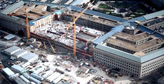 Reconstruction en cours le 11 mars 2002 d'une section de 3 anneaux du Pentagone