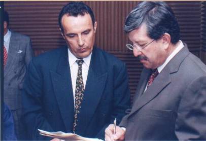 Remise/réception par Ayerve (à droite) du projet de Rodríguez (à gauche) s6Fazio, Francisco: "Presidente Ecuatoriano Se Interesa Por El Tema OVNI", UFO Argentina, 7 mars 2003