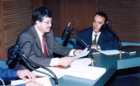 Ayerve (à gauche) interviewé par Rodríguez dans les studios de radio Caravan