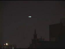 Une mystérieuse soucoupe au-dessus de New York le 14 juillet 2006, jusqu'à ce que l'auteur du film zoome, et révèle un dirigeable Sanyo