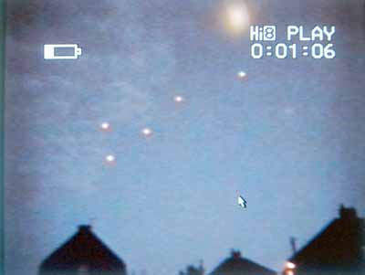 Constitués d'un sac plastique, de fil de cuivre et d'un cube de paraffine, ces lanternes volantes filmées début août 2006 au-dessus de Sunderland et Seaham furent envoyées célébrant son emménagement à Wycliffe Road, Westlea. Le MoD déclencha une enquête
