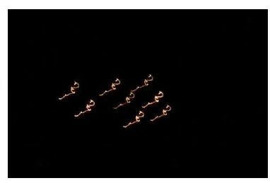 Photo de nuit de huit avions en formation, phares allumés