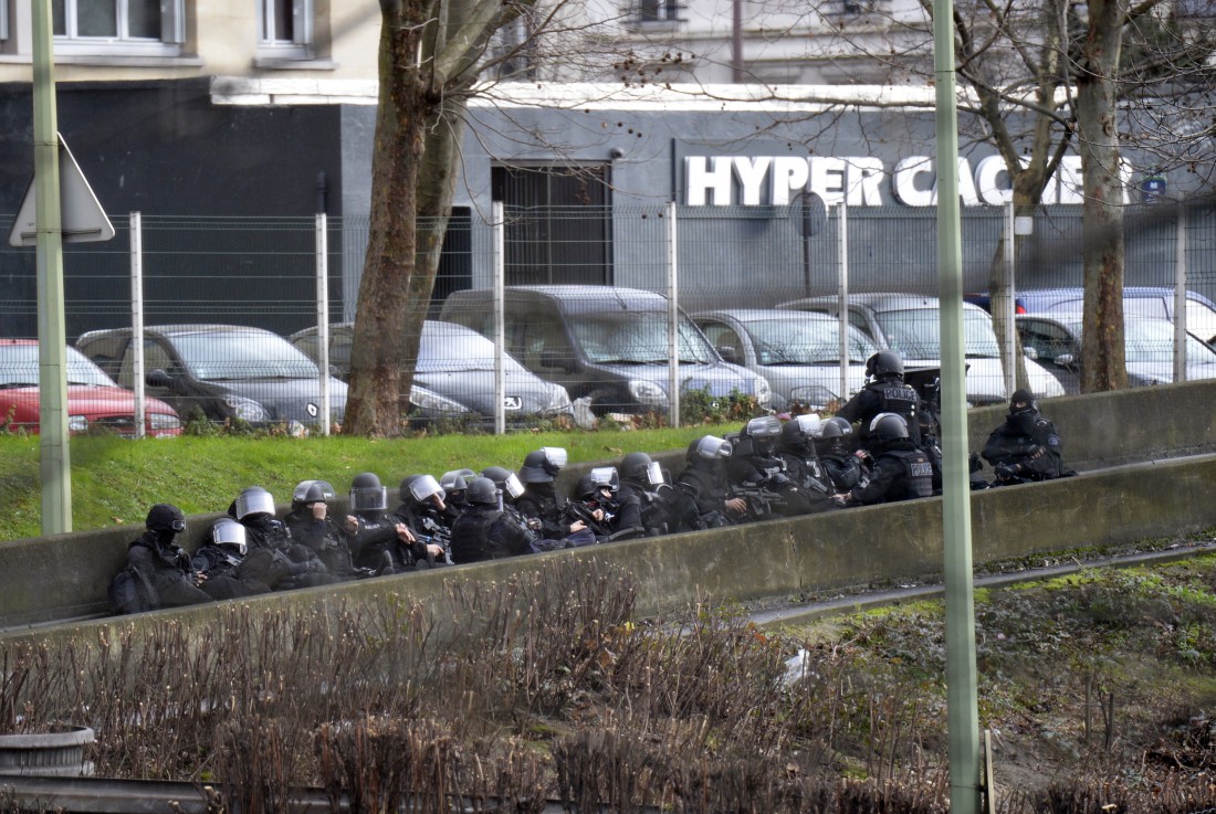 Les forces de l'ordre devant le magasin Hyper Cacher