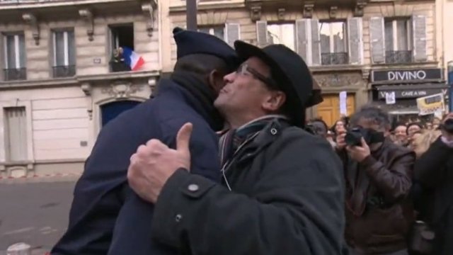 Un manifestant embrassant un CRS