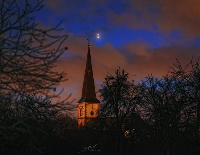 Le rapprochement de Jupiter et Saturne dans le ciel de Spicheren, pris en photo par le Dr Sebastian    Voltmer astro-photographe allemand résidant en Moselle-Est s1Stéphane MAZZUCOTELLI : "Planètes :      le rapprochement de Jupiter et Saturne dans le ciel de Spicheren, près de Forbach", Le Républicain Lorrain, 2020-12-21