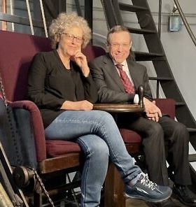Leslie Kean avec Loeb dans les sièges des observateurs du grand télescope    réfracteur à l'Observatoire de la faculté de Harvard, le    mardi 1 mars 2022.