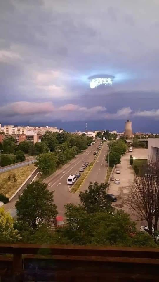 La photo de reflet d'une lampe dans un appartement d'Arad (Roumanie), qui        sera présentée comme inexpliquée par Luis Elizondo en octobre 2024.